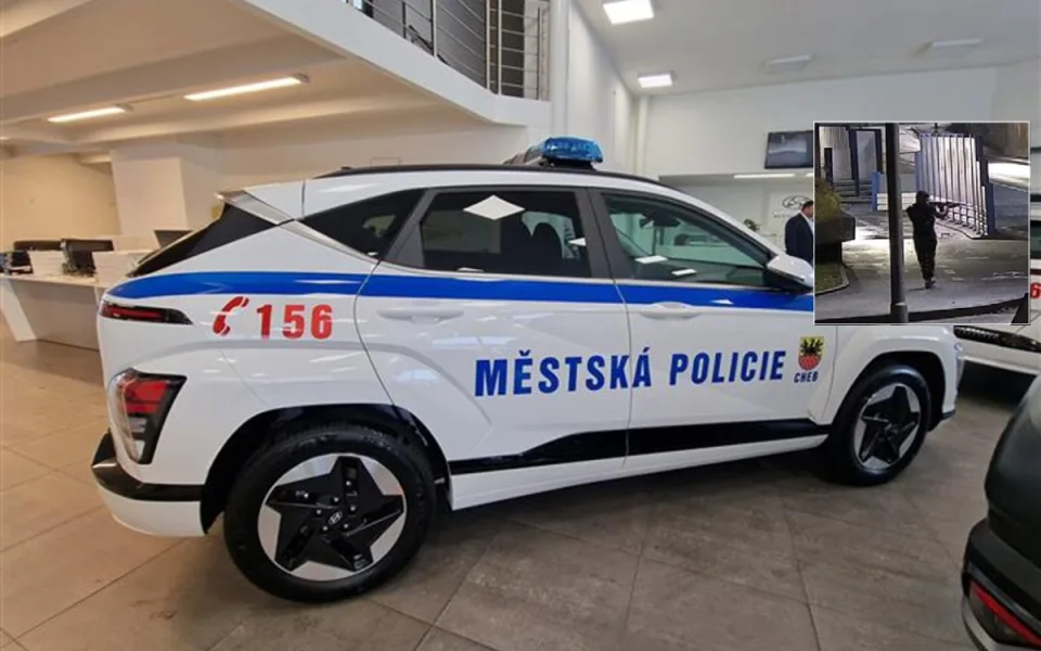 Muž v Chebu kolem sebe mířil dlouhou střelnou zbraní, to zalarmovalo strážníky. Foto: Se svolením města Cheb (2x)