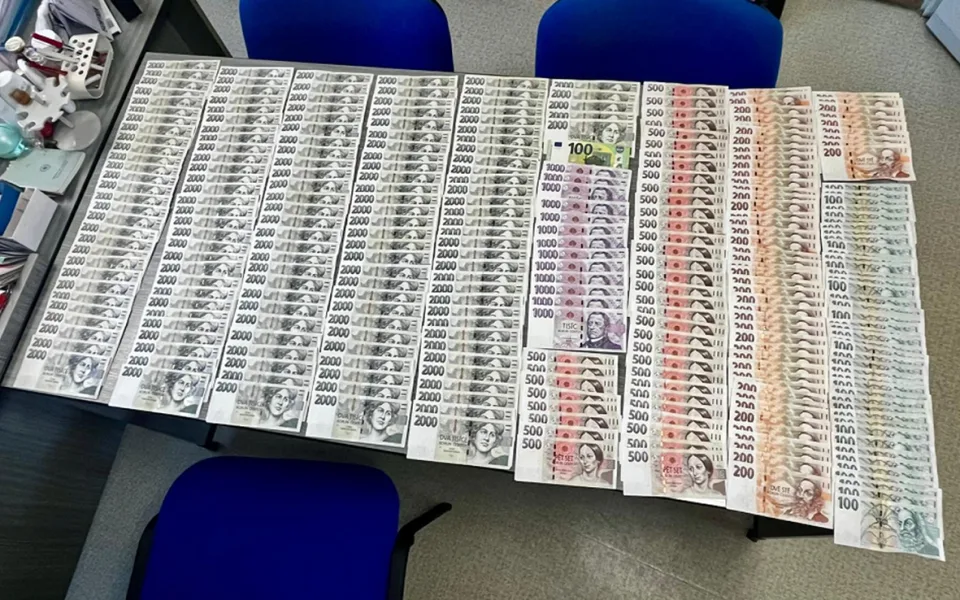 FOTO: Kriminalisté odhalili garáž plnou nekolkovaných cigaret a 350 tisíc v hotovosti