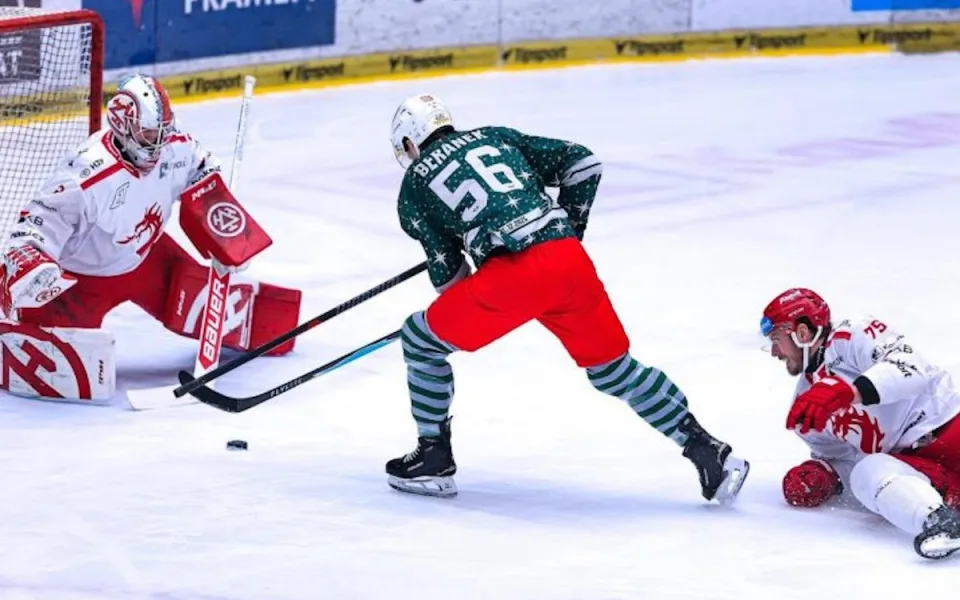 Tříbodová předvánoční nadílka před vyprodanou arénou