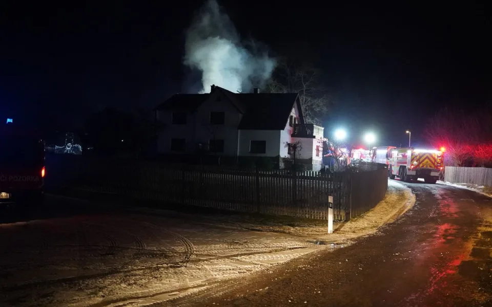 Požár přístavku v Bernově zaměstnal pět jednotek hasičů.