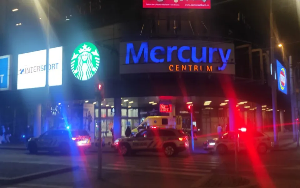 Agresivní muž ohrožoval lidi v obchodním centru Mercury, zpacifikoval ho policista v civilu