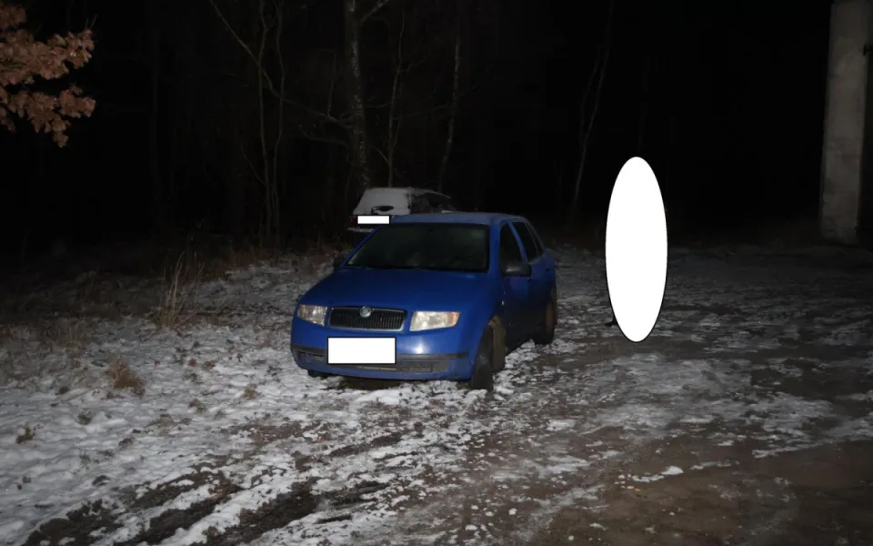 Skoro tři promile za volantem. Muž bez řidičáku narazil do zaparkovaného auta