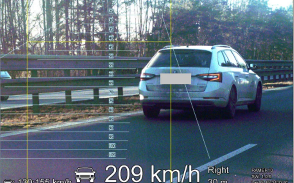Tři řidiči jeli rychle a přišli o řidičák. Jeden se po D1 řítil rychlostí 209 km/h