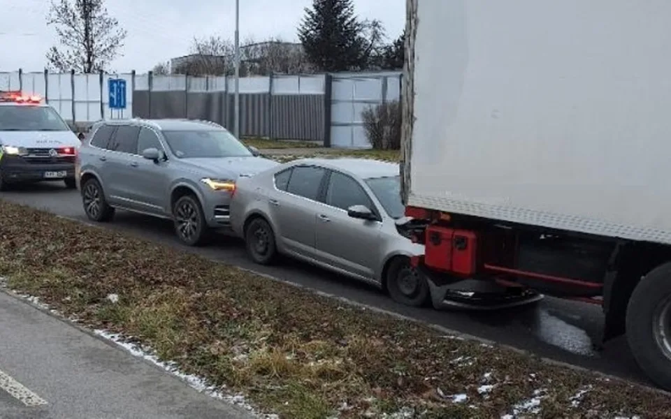 Řidič kamionu v Brodě vjel do zákazu a nacouval do auta stojícího za ním