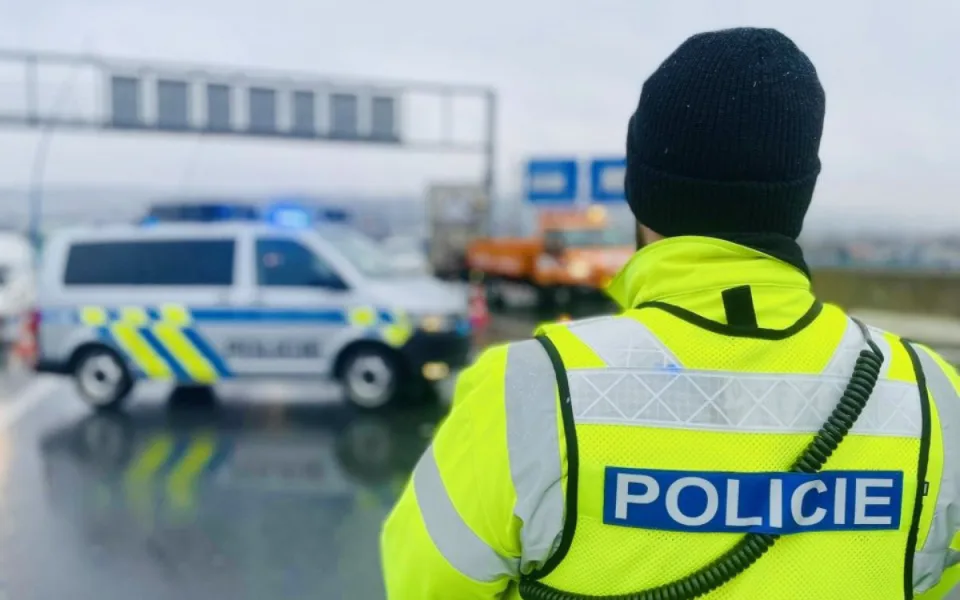 Blikal doleva, odbočil vpravo. Ovíněný řidič tím o silvestrovské noci upoutal policisty