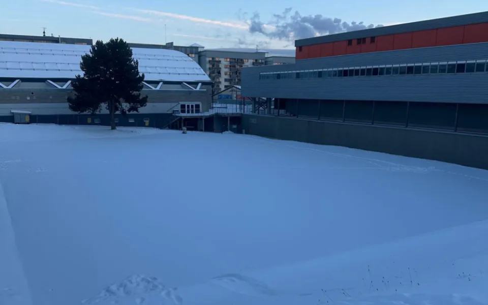 Mobilní nafukovací hala vyroste v prostoru tenisových kurtů do tří týdnů.