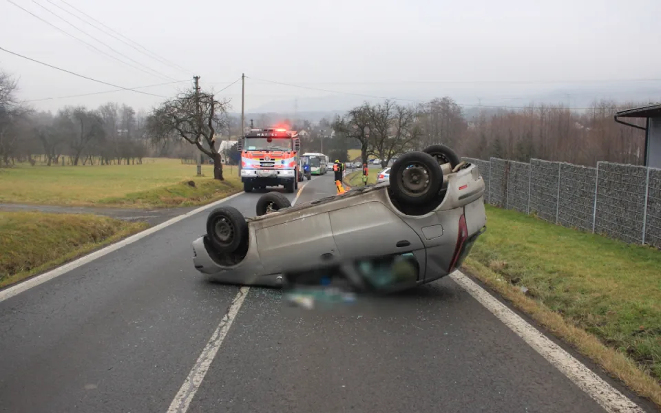 Policie hledá svědky vážné nehody v Kozlovicích. Neznámé auto z místa ujelo.