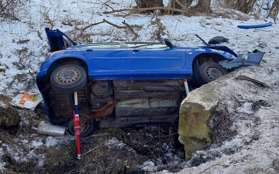 Senior u Velkého Meziříčí převrátil auto na bok. Zřejmě usnul za volantem. Foto: Se svolením Policie ČR
