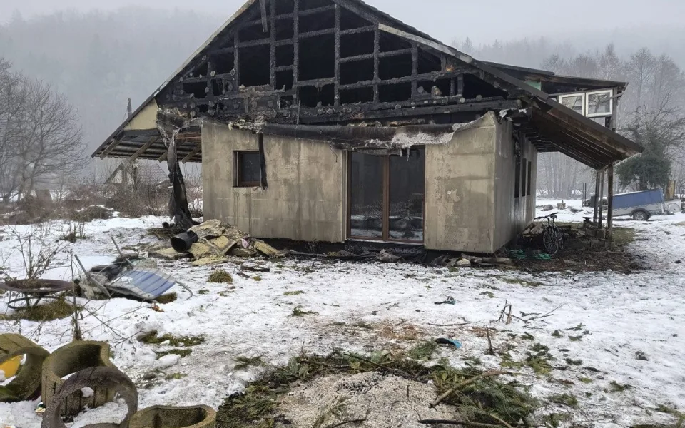 Pět jednotek vyjelo k požáru chaty v Morávce. Čtyři lidé utekli před příjezdem hasičů