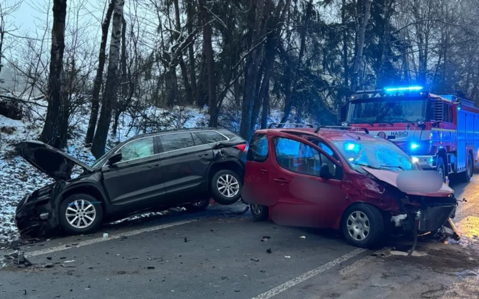 U Hosova došlo k nehodě čtyř aut, silnice je neprůjezdná. Foto: Se svolením Policie ČR