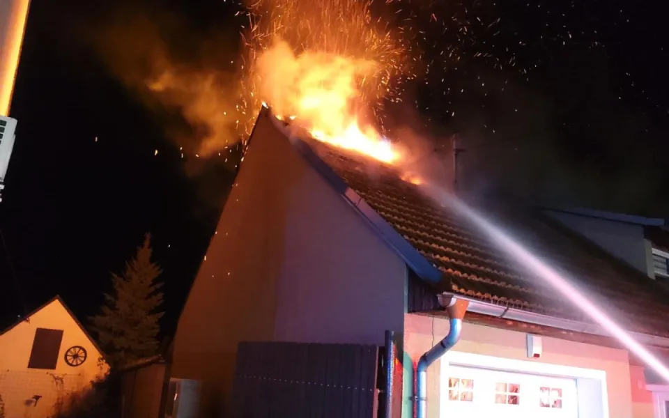 Hasiči zasahovali u požáru domu a garáže na Břeclavsku, jeden se lehce zranil