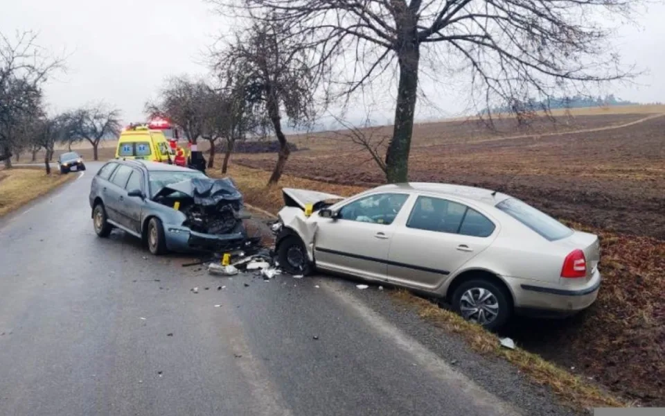 Řidič na Pelhřimovsku dostal smyk a narazil do auta v protisměru. Šest lidí se zranilo
