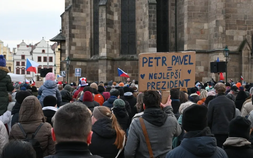 Na náměstích měst mimo Prahu se na podporu Pavla sešly stovky i tisíce lidí