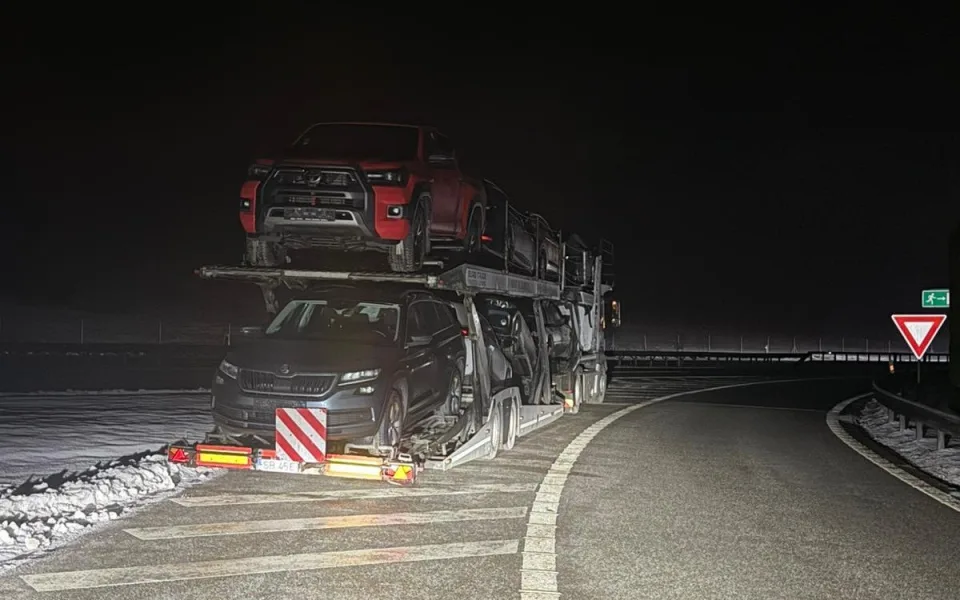 Dálniční policisté opět kontrolovali parkování kamionů na D1, rozdávali pokuty. Foto: Se svolením Policie ČR