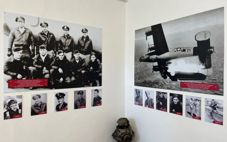 Vzpomínka na deset amerických letců. Zahynuli v troskách sestřeleného bombardéru