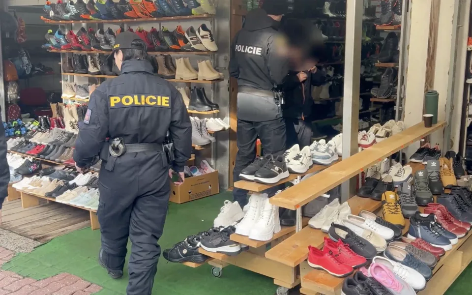 Policie zkontrolovala v Karlových Varech a Potůčkách 268 lidí, zaměřila se na autobusy i tržnici.