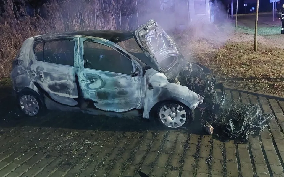 Vrací se devadesátky? Zapálení aut městského zastupitele vyvolalo vlnu reakcí