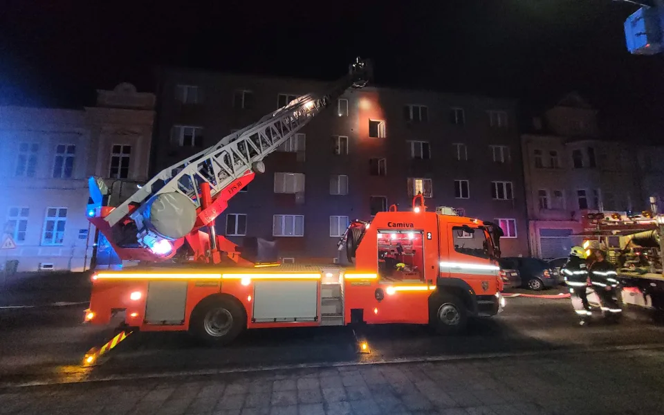 FOTO: Půlnoční požár v Budišově. Hasiči zachránili šest lidí, dva byty neobyvatelné. Foto: Se svolením Hasičského záchranného sboru Moravskoslezského kraje