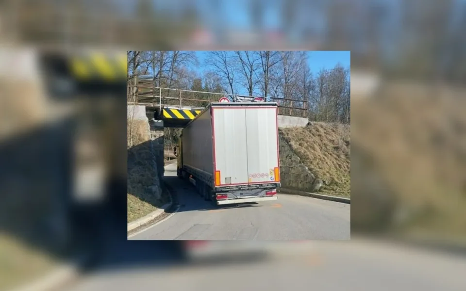 Nevešel se. V Telči pod viaduktem uvízl řidič v náklaďáku, škoda je 40 tisíc