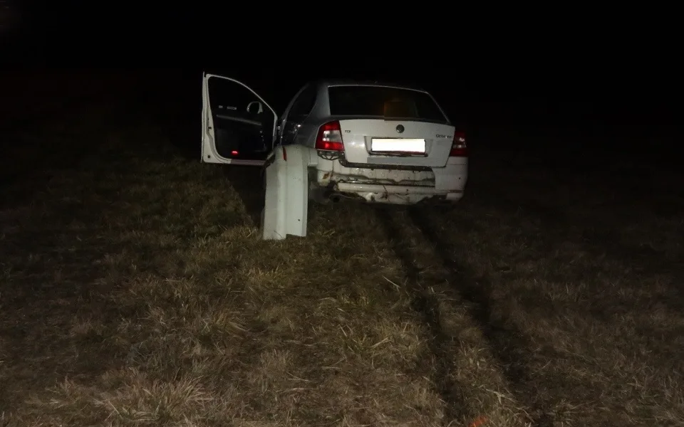 Opilý řidič u Hosova přeletěl kruhový objezd, policie naměřila 2,65 promile. Foto: Policie ČR