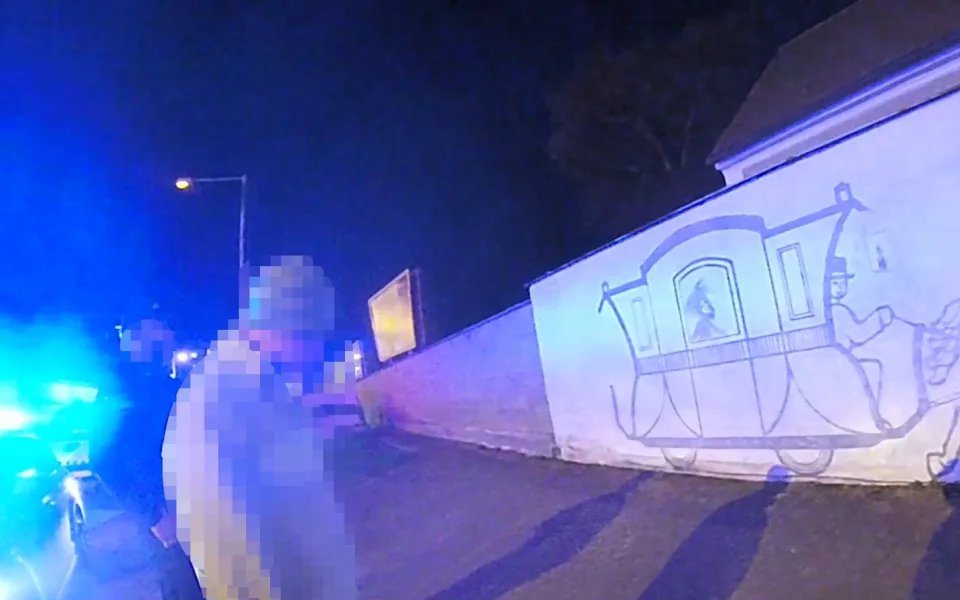 Amatérský umělec chtěl vylepšit fasádu Muzea koněspřežky. Skončil v rukou policistů