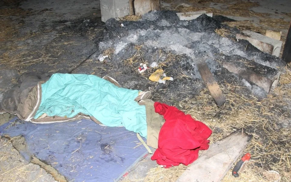 Opuštěná stavba na odlehlém místě sloužila recidivistovi jako úkryt i sklad kradených věcí. Foto: Policie ČR