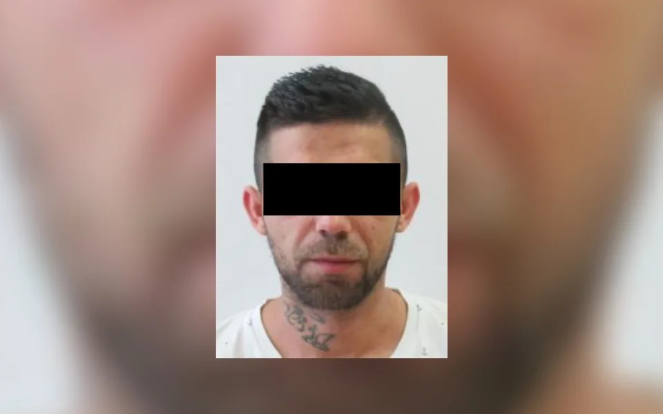Policisté pátrali po uprchlém vězni s tetováním na krku