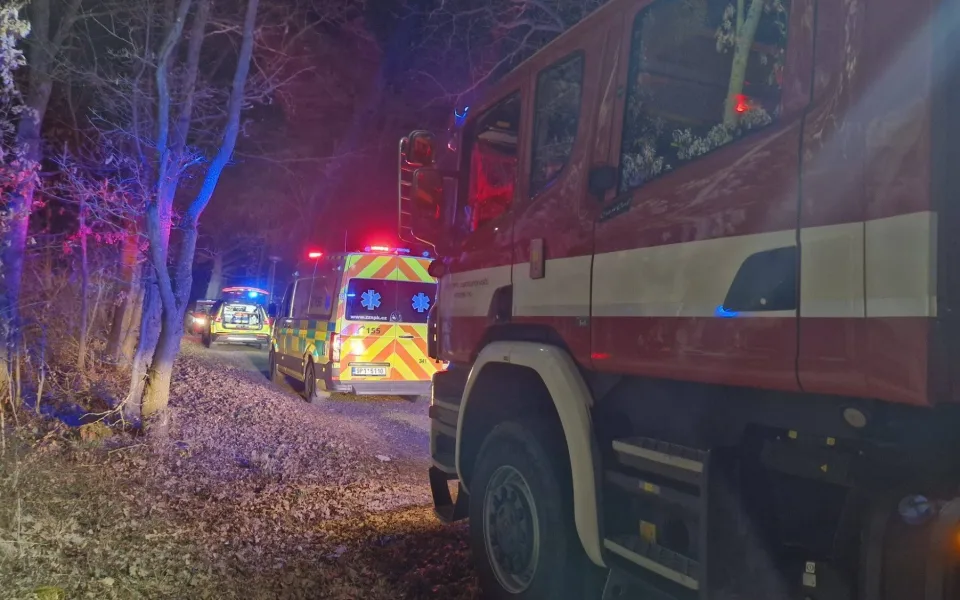 Podivná smrt motorkáře. Nejprve ujížděl před policisty, pak bezvládně plaval v rybníku