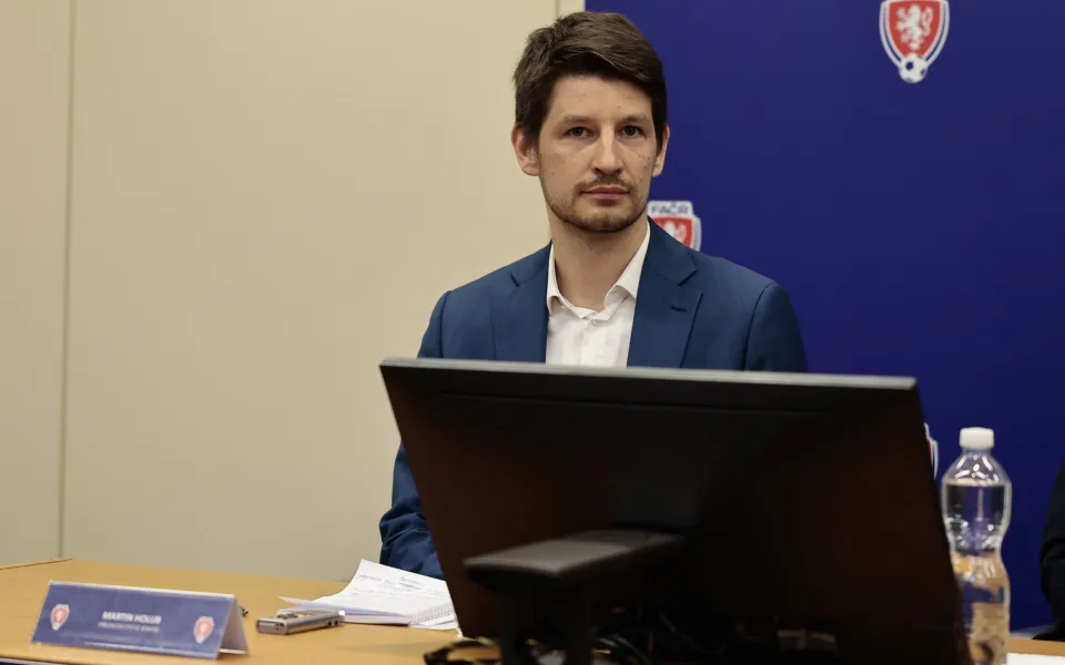Předseda Etické komise FAČR Martin Holub na tiskové konferenci FAČR