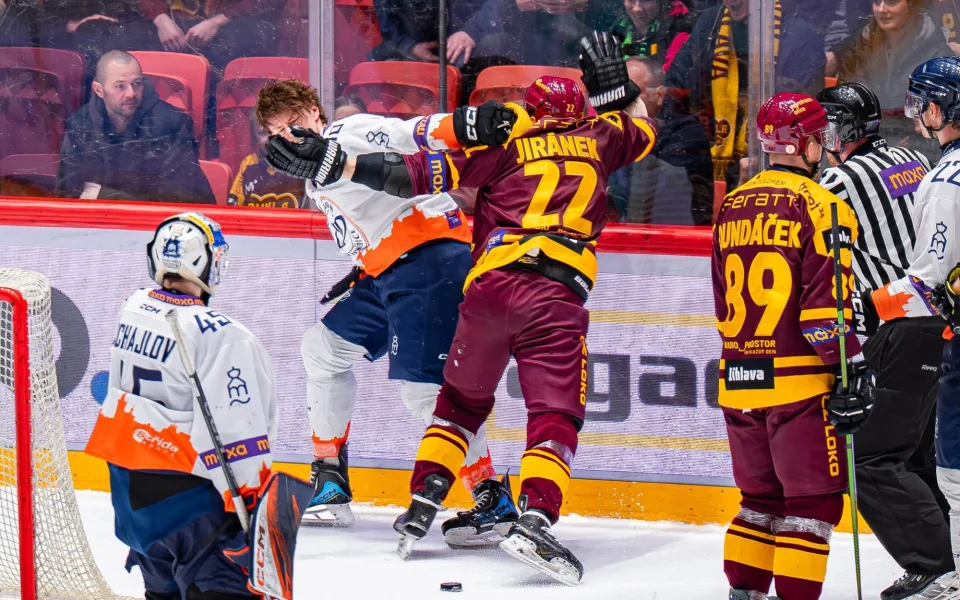Frajer z druhé strany si to zasloužil, řekl k bitce útočník Dukly Havránek. Foto: HC Dukla Jihlava