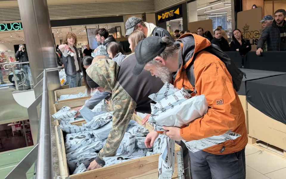 Lidé rozbalují poklady i naprosté bizáry. Adrenalinový hon na balíčky odstartoval