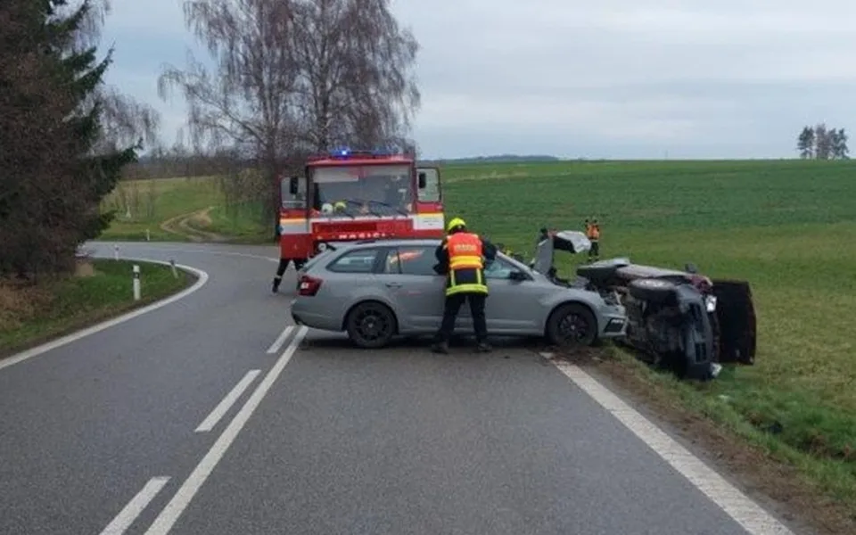 Po střetu dvou aut skončilo jedno na boku. Nehoda u Košetic si vyžádala zranění. Foto: Policie ČR