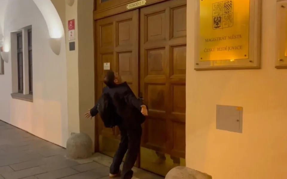 Hádka na Facebooku a noční návštěva radnice. Spor o Dynamo nabral nečekaný směr