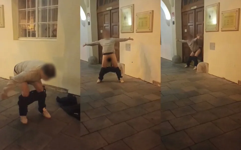 Obnažený protest před radnicí. Zástupce Dynama bušil holým zadkem na vrata radnice