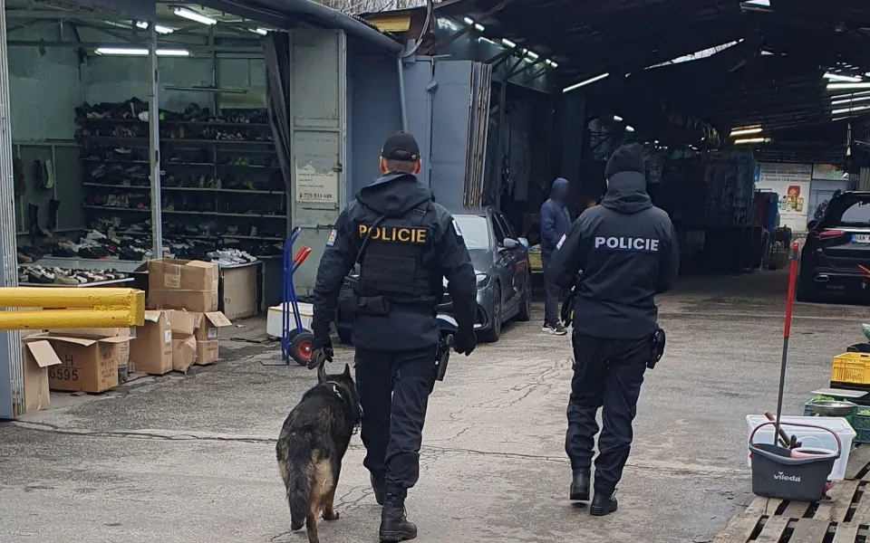 Cizinečtí policisté kontrolovali tržnici v Ostravě. Tři lidé musí opustit Česko