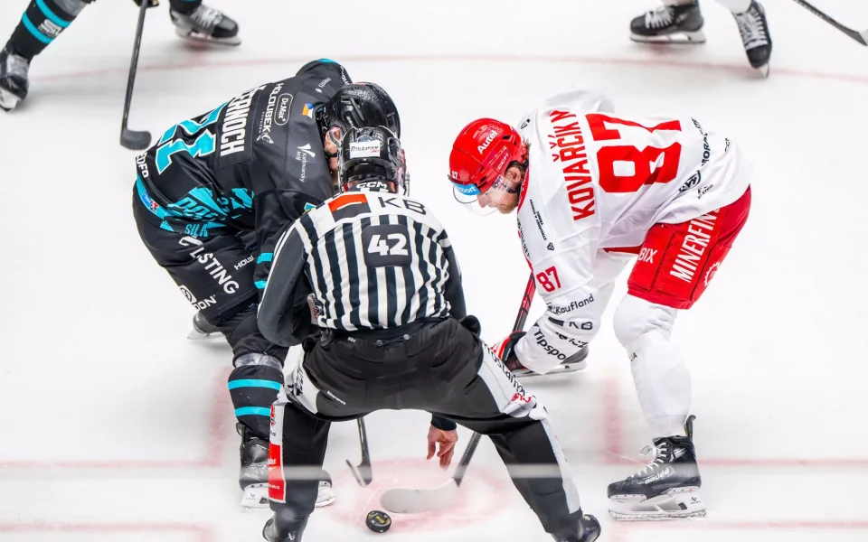 Hokejisté Třince završili v posledních sekundách proti Varům obrat z 1:4.