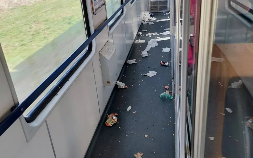 Řev, nepořádek i obtěžování. Fanoušci Dynama řádili ve vlaku, policie je vyvedla
