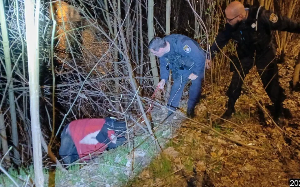 Muž uvízl v příkopu poblíž čerpací stanice, pomohli mu strážníci.