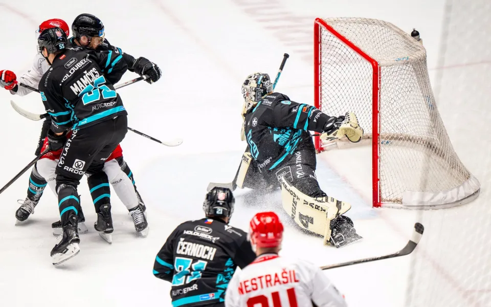 Konec play-off. Třinečtí hokejisté udolali Karlovy Vary a budou usilovat o sedmý titul.