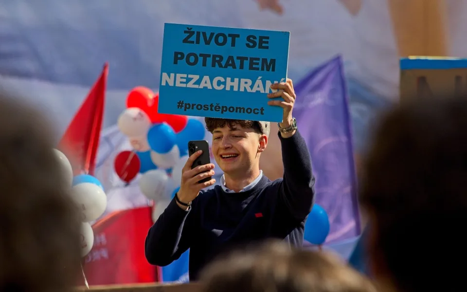 FOTO: Pískot i zásah policie. Pochod pro život v Praze opět rozvířil emoce