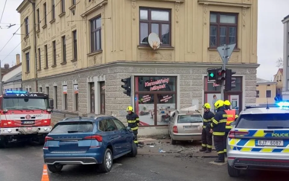 Na křižovatce v Jihlavě bourala dvě osobní auta. Jedno narazilo do domu