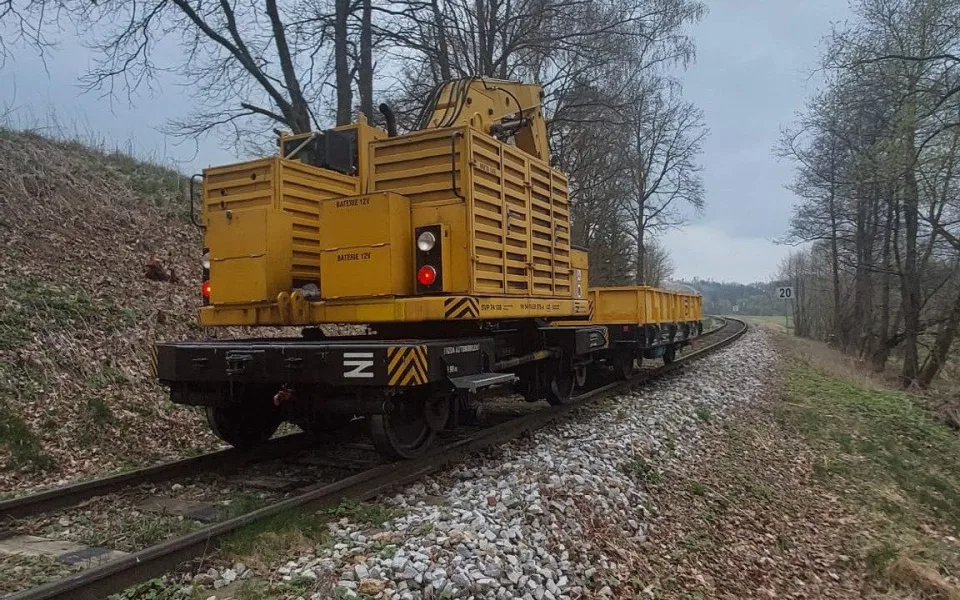 Strojvedoucímu ujel drážní pracovní stroj. Dojel z Telče až před Dačice. Foto: Policie ČR