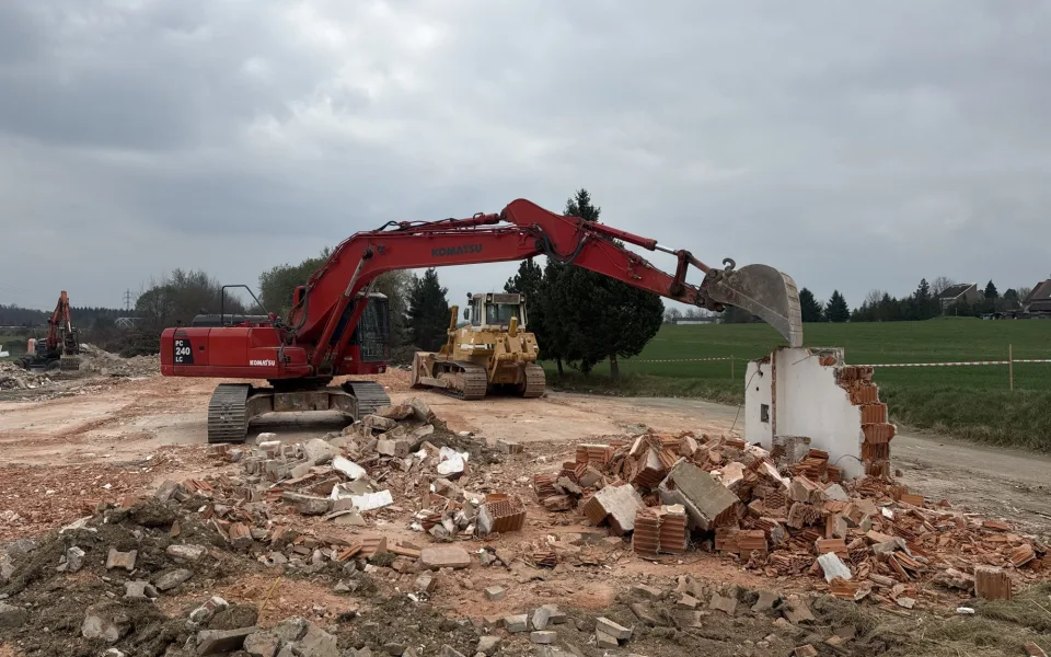 Konec dlouhého sporu. ŘSD začalo bourat motocentrum na D3 u Tábora