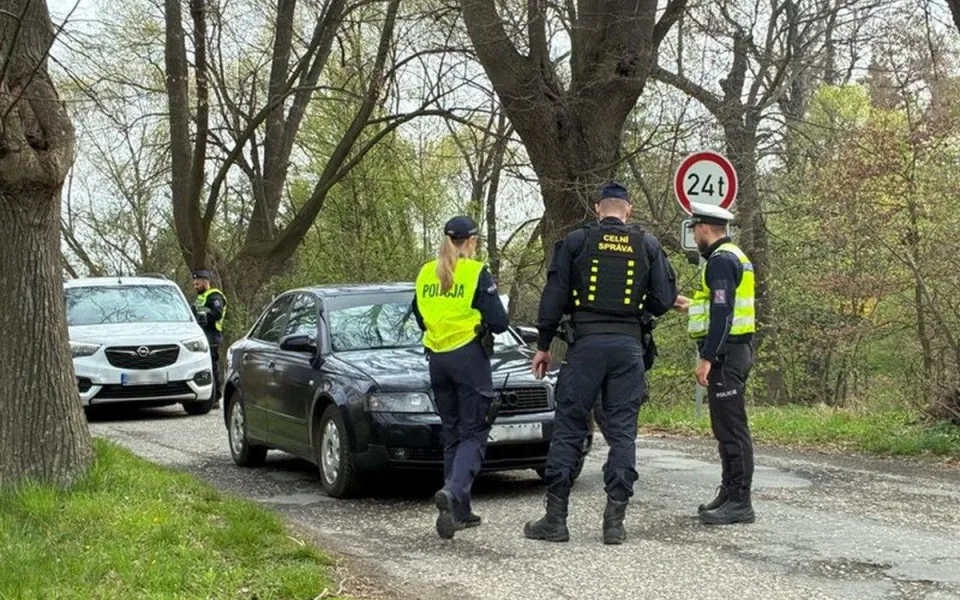 FOTO, VIDEO: Policisté v příhraničí zkontrolovali šest set aut a sedm set osob