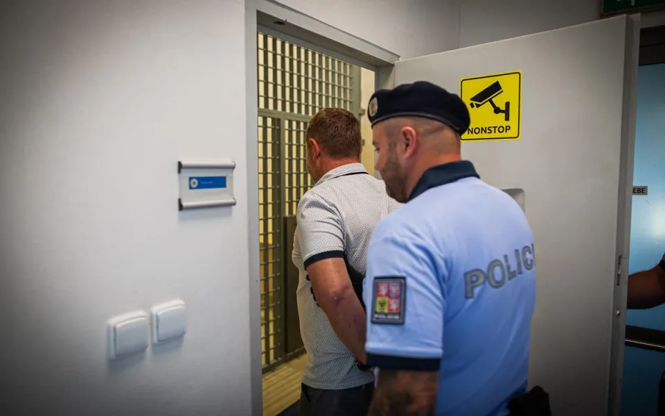 Povedený pár vyrazil z Liberce krást do Jablonce. Místo doma ale skončil v cele