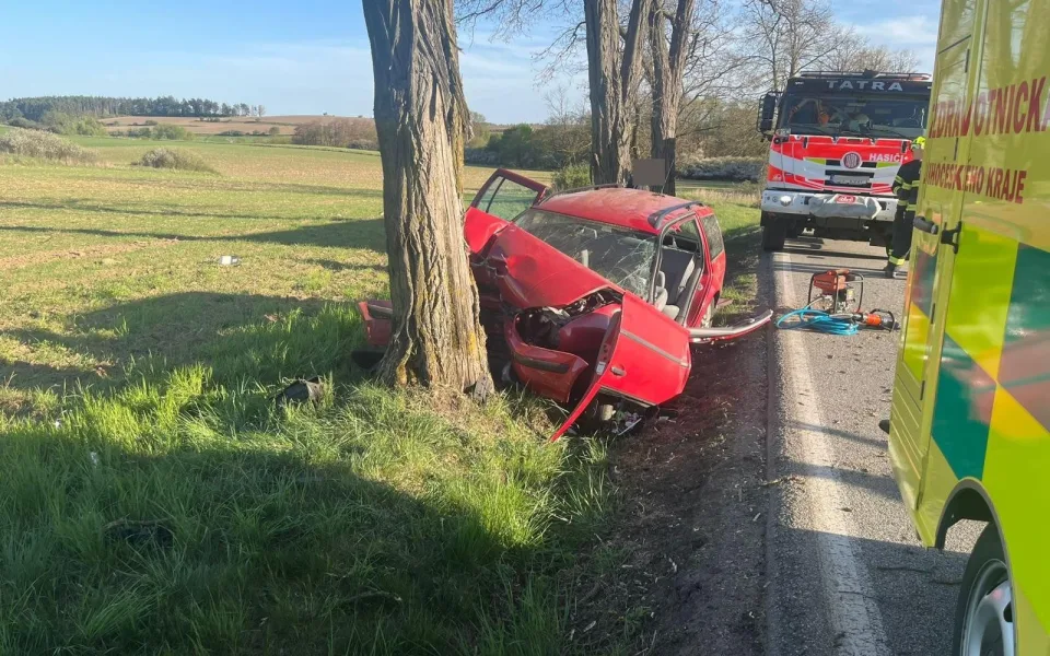Řidičce vlétl do auta igelitový pytel, zakryl jí obličej a havarovala.