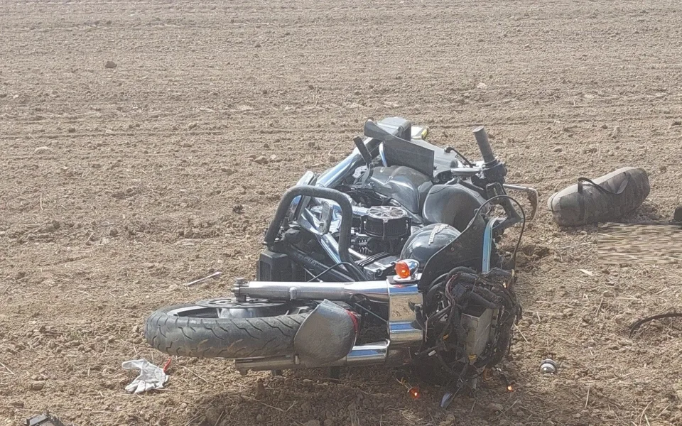 Harley Davidson skončil v poli, řidič se vyhýbal koním na silnici. Foto: Policie ČR