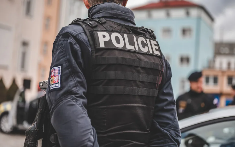 Čtveřice podvedla stovky lidí, přišla si na 118 milionů. Hrozí jim deset let vězení