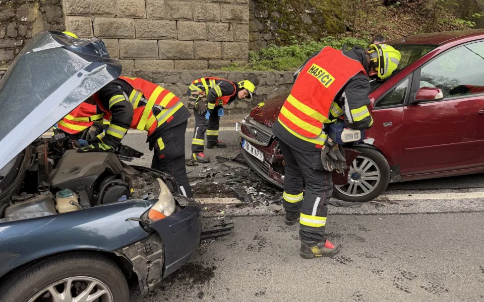 Srážka aut uzavřela silnici mezi Tanvaldem a Velkými Hamry. Dva zranění