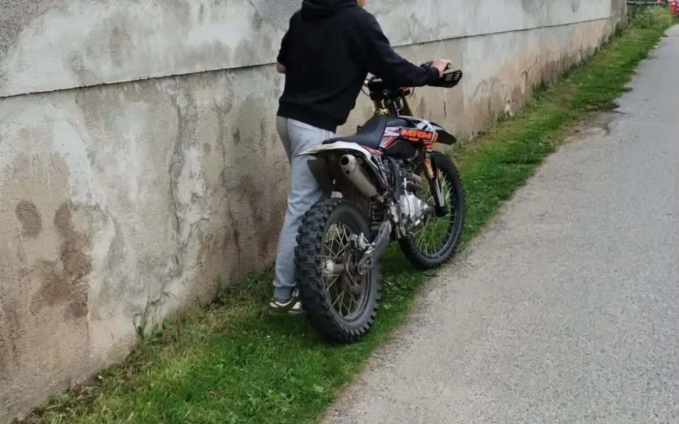 Motorkář na Písecku srazil cyklistu a ujel, hledá ho policie